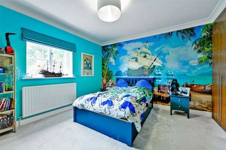 This beautifully presented modern detached home is situated in the sought-after village of Kingwood, offering a spacious and flexible family living environment - Photo 5