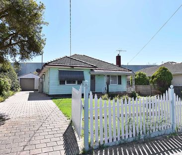 Charming & Classic 2-Bedroom Home with Large Backyard - Photo 5