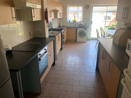Room in a Shared House, Grosvenor Road, IG1 - Photo 5
