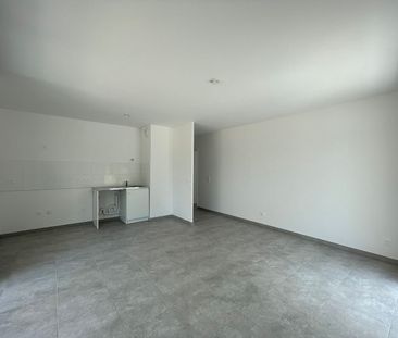 Appartement 3 pièces 65m2 MARSEILLE 9EME 1 079 euros - Photo 2