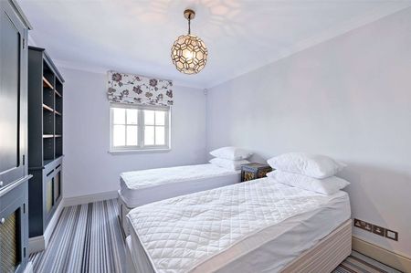 A fabulously located apartment with direct views of the River Thames and Windsor Castle, just off Eton High Street close to Station, shops and restaurants. - Photo 2