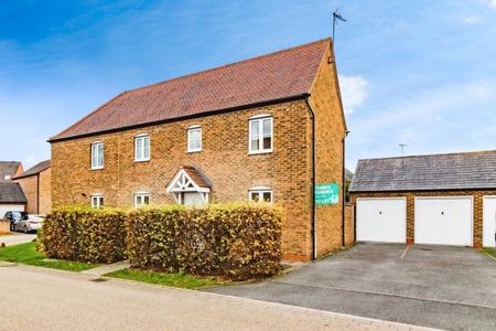 3 bedroom semi-detached house to rent - Photo 3