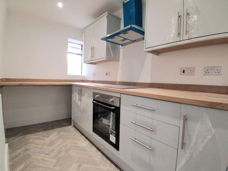 4 bedroom semi-detached house to rent - Photo 5