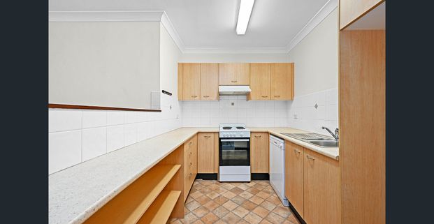 Spacious ground floor apartment in a leafy location - Photo 1