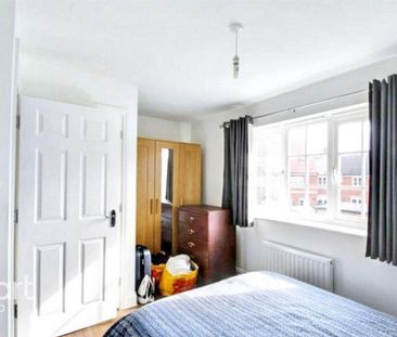 3 bedroom end of terrace house to rent - Photo 2