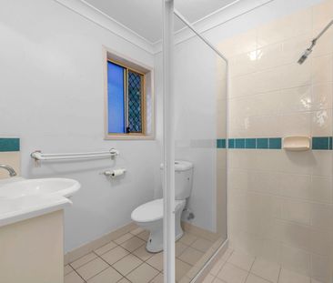 With New Floor Boards. Triple Air Conditioned Villa Style Townhouse... - Photo 5