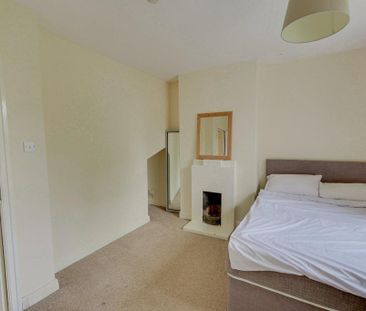 4 bedroom semi-detached house to rent - Photo 4