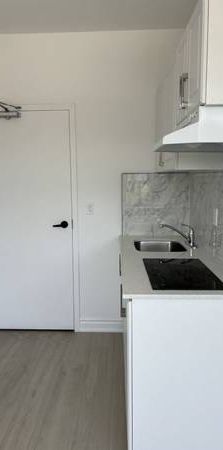 Condo/bachelor apartment in Toronto - Photo 1