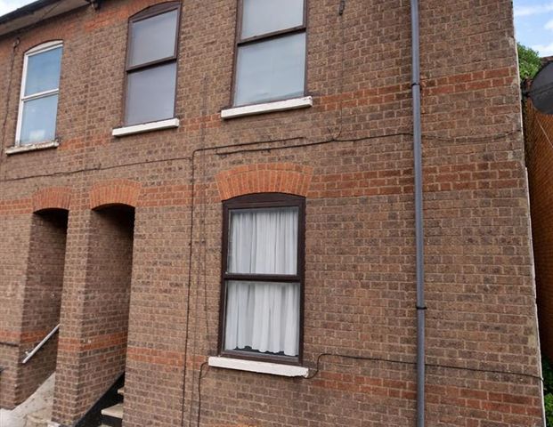 St. Saviours Crescent, Luton LU1, London - Photo 1