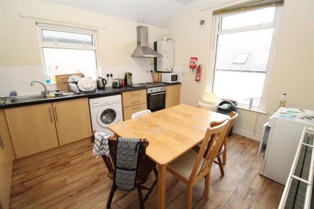 4 bedroom flat to rent - Photo 4