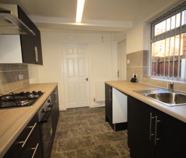 2 bedroom end of terrace house to rent - Photo 6