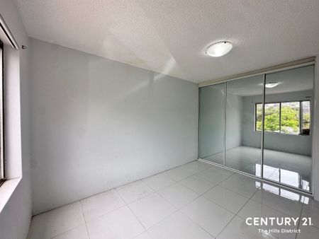 Spacious 2 Bedroom Unit in Prime Location - Photo 2