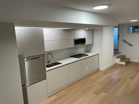 For Lease - 370 Lippincott Street Unit# Lower unit, Toronto, Ontario - Photo 1