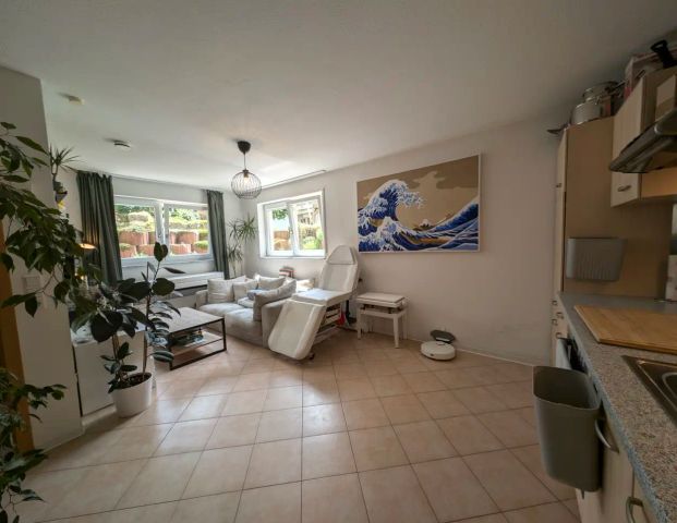 Gepflegte 2-Zimmer-Souterrain-Wohnung in ruhiger Lage mit Stellplatz - Foto 1