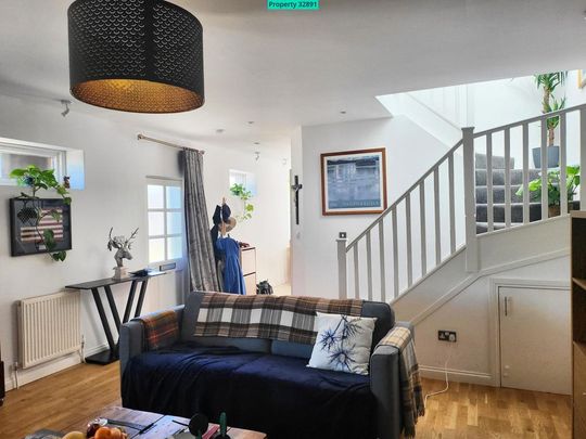 3 bedroom coach house to rent - Photo 1