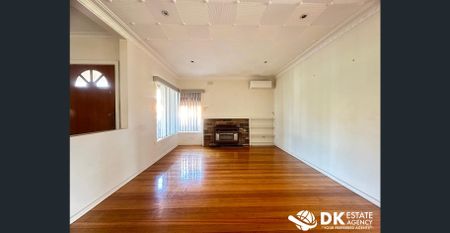 Conveniently Located in St Albans - Photo 4