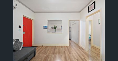 Spacious Three Bedroom Between the City and Sea - Photo 2