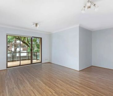 SPACIOUS 3 BEDROOM APARTMENT IN PRIME LOCATION - Photo 2
