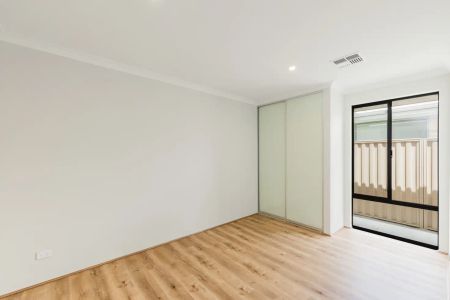 “Spacious Family Home with Dual Kitchens in Prime Hammond Park Location” - Photo 5