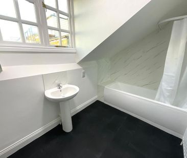 4 bedroom flat to rent - Photo 2