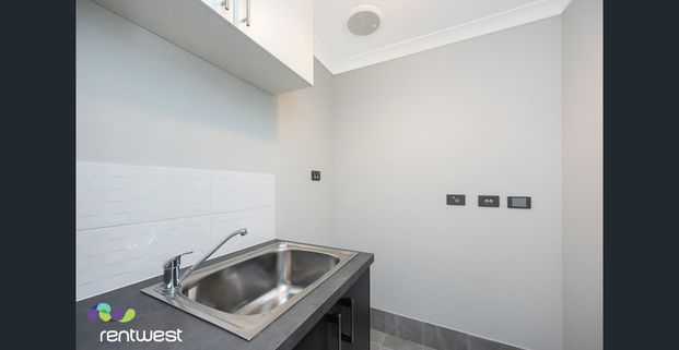 Modern 3-Bedroom Residence with Quality Finishes & Double Garage - Photo 1