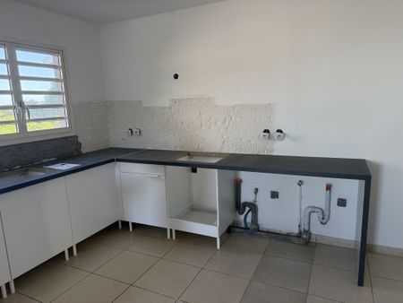 Location Appartement 4 pièces 83m² LA POSSESSION 97419 - Photo 3