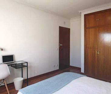Nice room for rent in 6-bedroom apartment in Retiro - Photo 2
