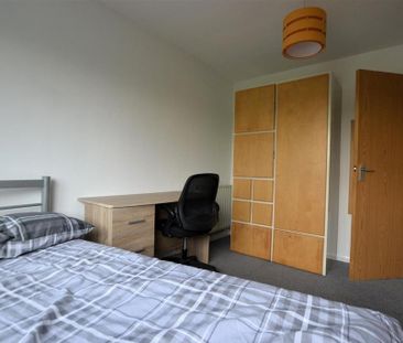 3 bedroom flat to rent - Photo 4