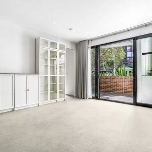 MGM MARTIN - ONE BEDROOM APARTMENT - Photo 2