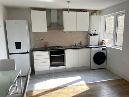 2 bedroom flat to rent - Photo 2