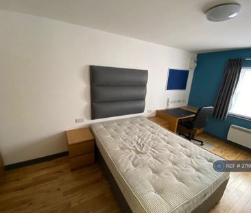 1 bedroom in a flat share to rent - Photo 3