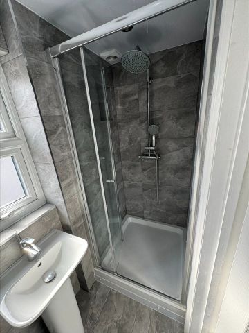 Studio Flat, Sutton Road, TW5 - Photo 3