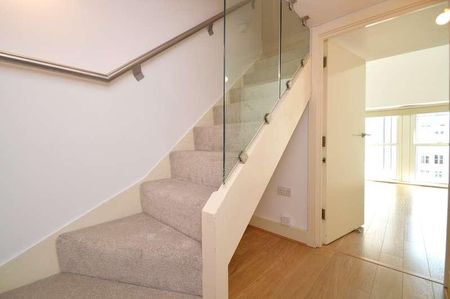 Cadogan Road, London, SE18 - Photo 4