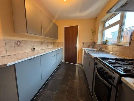 3 Beds - Terraced House - - Photo 4