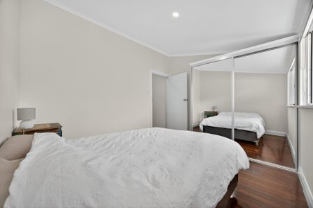 Well Presented Street Front Home&excl; - Photo 4