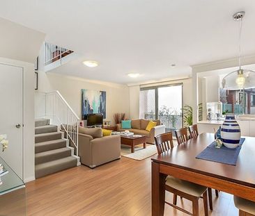 Townhouse Style One Bedroom in Whisper Quiet Street + Secure Parking - Photo 4