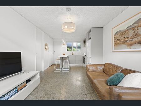 Stylish, low maintenance living - Photo 3
