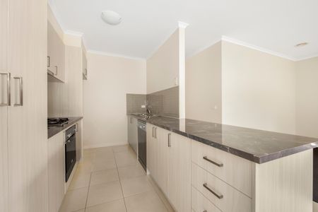 31 Kimberley Grove, Pakenham VIC 3810 - House For Rent | Domain - Photo 3