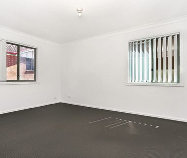 Spacious Townhouse - Photo 5