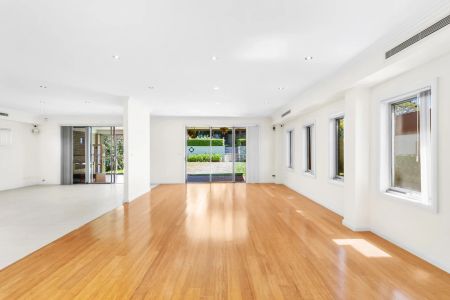 Spacious 5-Bedroom Family Home with Modern Comforts - Photo 5