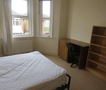 Bedroom Semi Detached House In Winton, BH9 - Photo 2