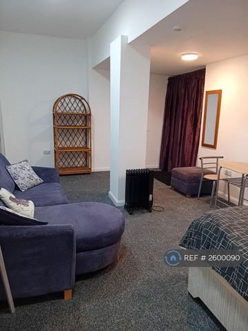 1 bedroom in a house share to rent - Photo 3