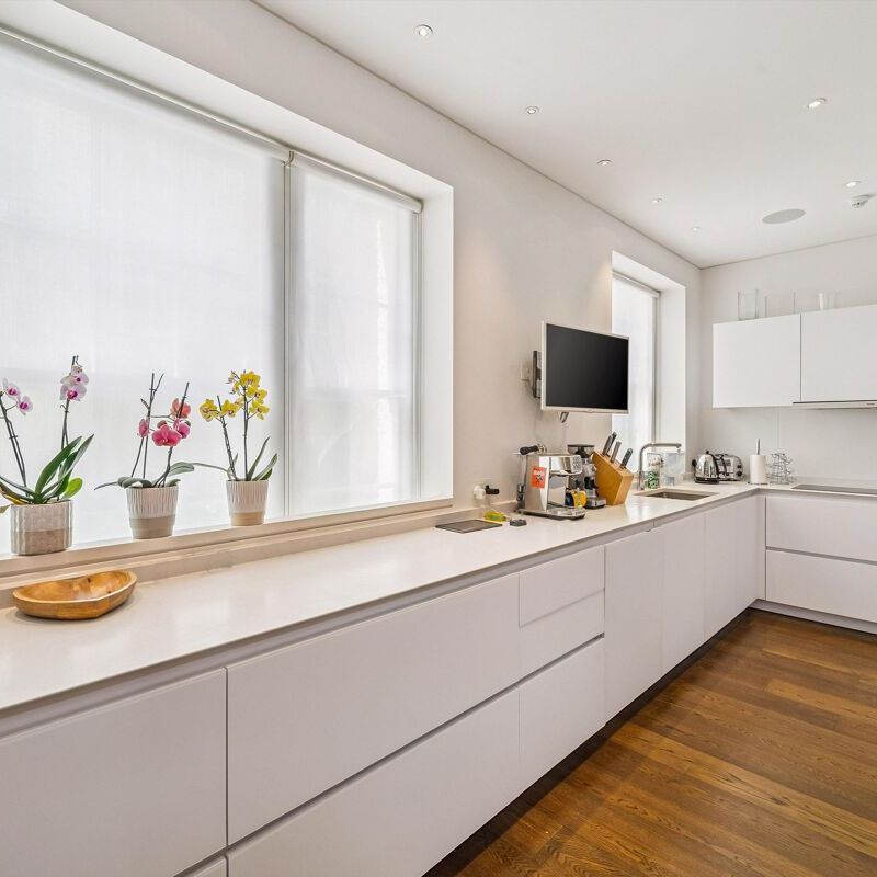 Beautifully arranged four bedroom mews house to rent in Belgravia, SW1X. - Photo 1