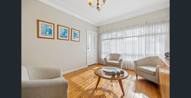 Solid classic double brick family home directly opposite Edwards Park - Photo 1