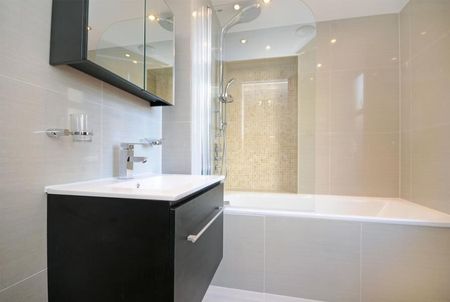 3 Bedroom Flat To Let - Photo 2