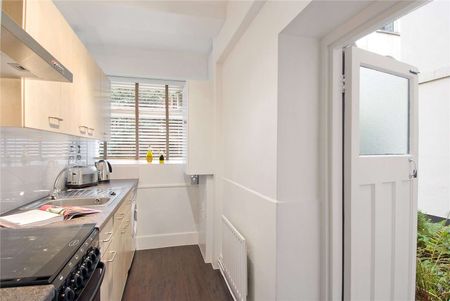 A modern one bedroom lateral flat located in a secure period building. - Photo 3