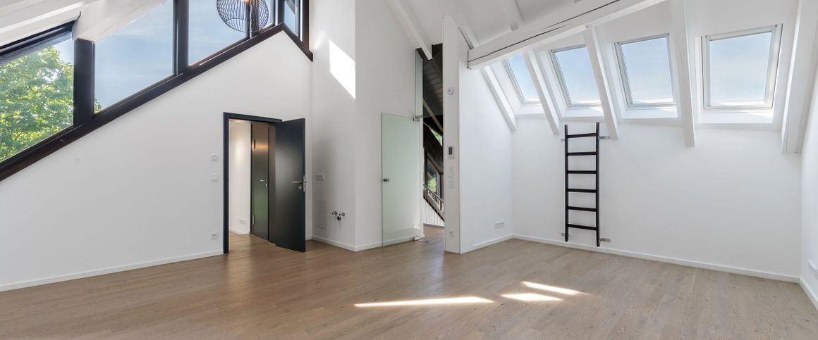 Privatsphäre im Grünen: Großzügiges Familiendomizil mit Traumgarten und Pool - Photo 1