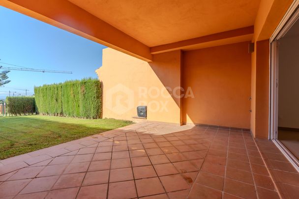 South-facing townhouse with sea views, private garden and rooftop solarium. - Foto 1