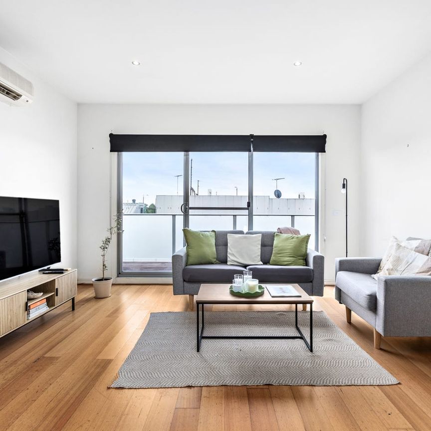 Spacious, Light Filled Apartment in a Prime Location - Photo 1