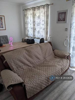1 bedroom in a flat share to rent - Photo 1